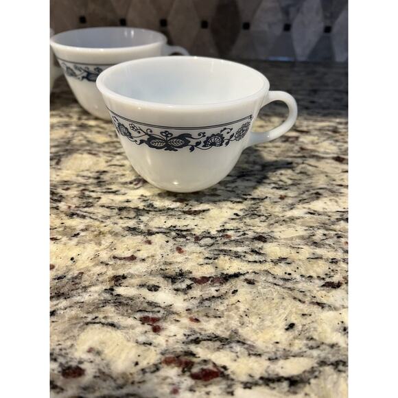 Corning Corelle Old Town Blue Onion Milk Glass Mugs Round Handle Vintage Set/4 - Picture 6 of 7